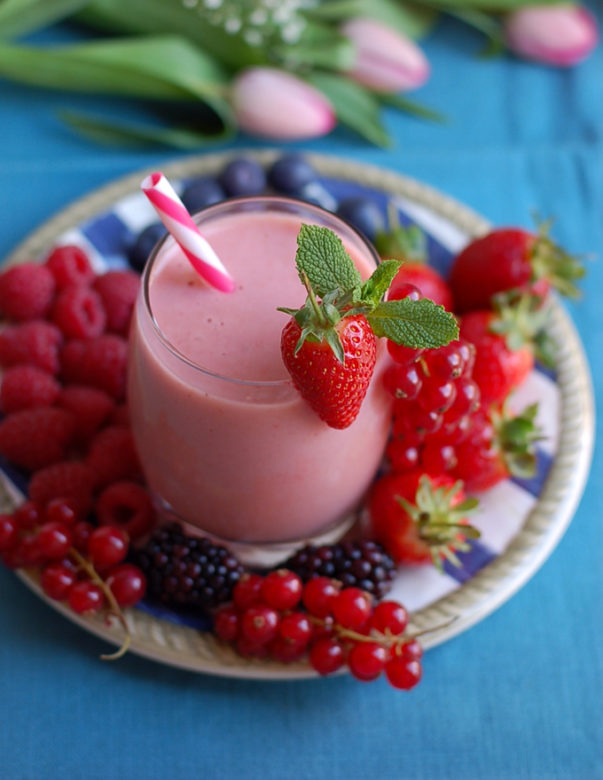Strawberry and Redcurrant Smoothie | via @annabanana.co