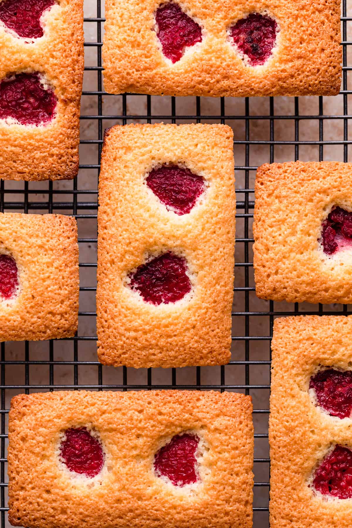 Raspberry Rose Financiers. Super light, soft and delicious cakes topped with juicy raspberries soaked in rose wine. So delicious! | http://annabanana.co/
