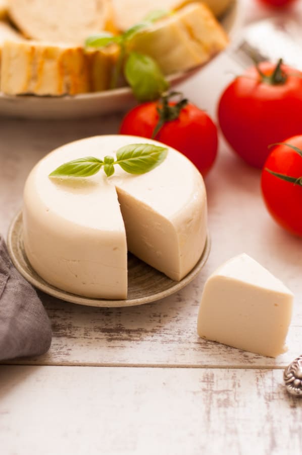 Vegan mozzarella cheese! Delicious, non- dairy alternative for all the cheese lovers. Super yummy and easy to follow recipe! | http://annabanana.co/