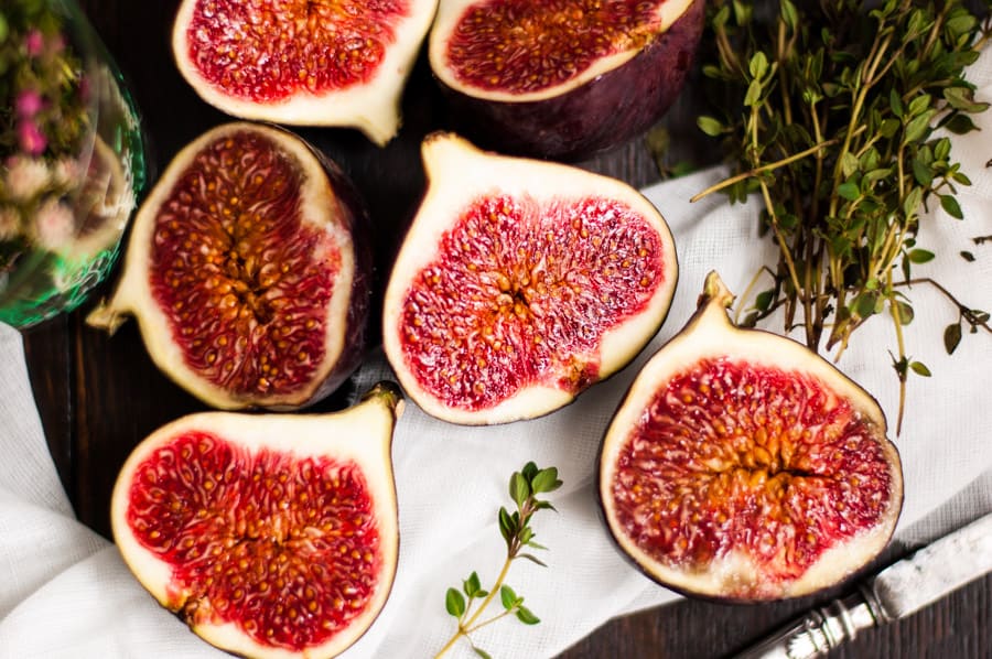 Baked figs with thyme recipe! Juicy, sweet figs straight from the oven, served with crunchy toasted walnuts and vegan mozzarella cheese. Perfect autumnal recipe! | via@ annabanana.co