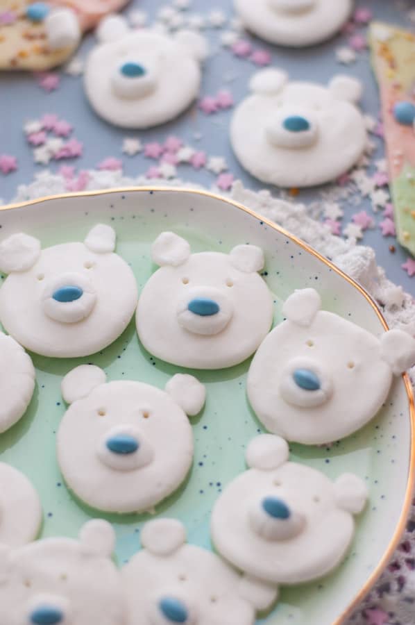 Polar Bear Peppermint Creams. Cute and fun festive treat made with aquafaba | via @annabanana.co