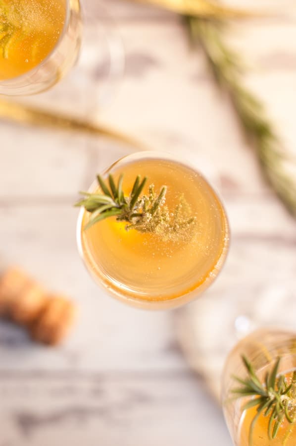 New Years Breeze Cocktail. Refreshing drink with Champagne or Prosecco, ideal for all toasts in New Year! | via @annabanana.co