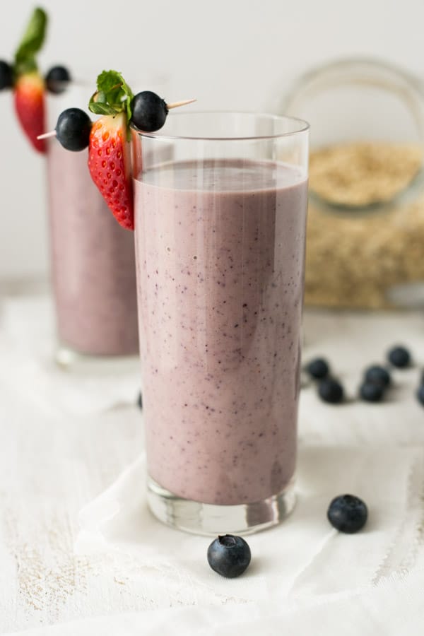 Classic blueberry and oat smoothie recipe. Healthy and quick way to start your day!