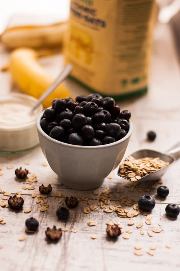Classic blueberry and oat smoothie recipe. Healthy and quick way to start your day!