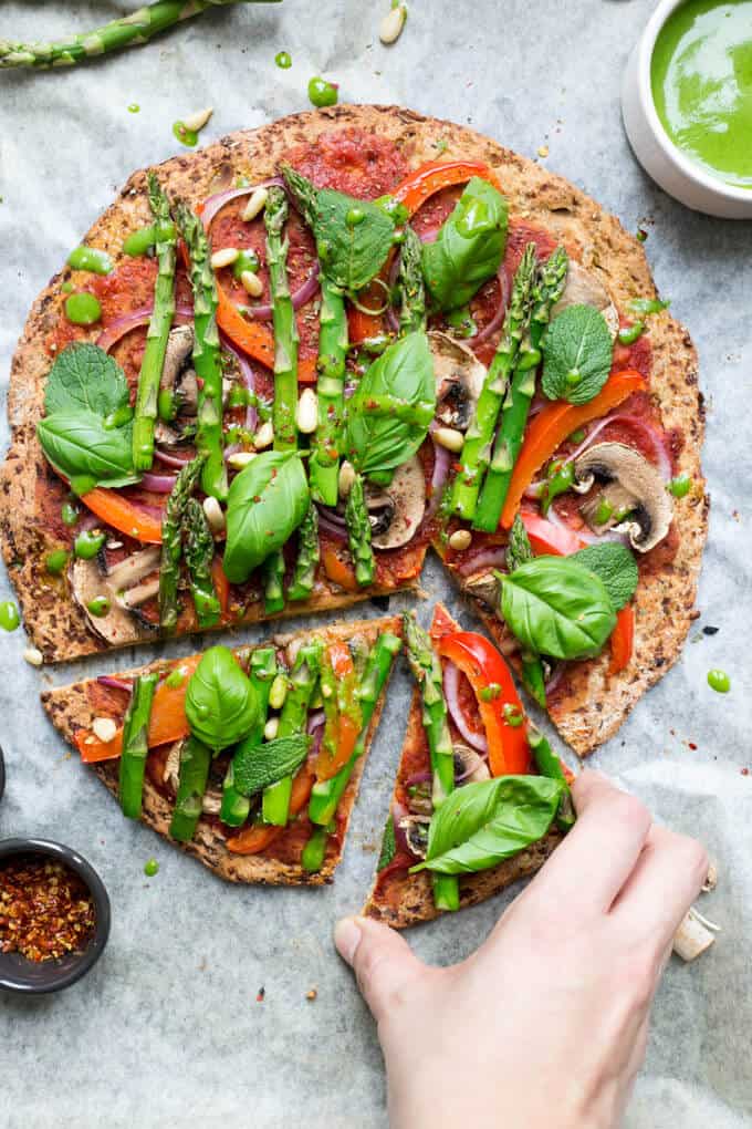 Cauliflower Pizza Crust topped with asparagus and spinach dressing | via @annabanana.co