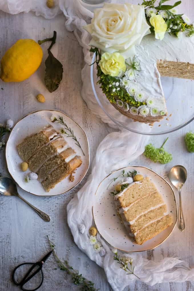 Vegan Lemon and Thyme Cake, great centerpiece for your Easter table! | via @annabanana.co