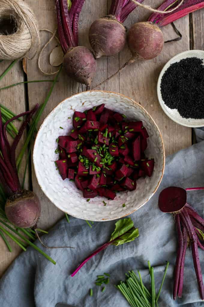 Beetroot and cream cheese tarts with chives and nigella seeds | via @annabanana.co