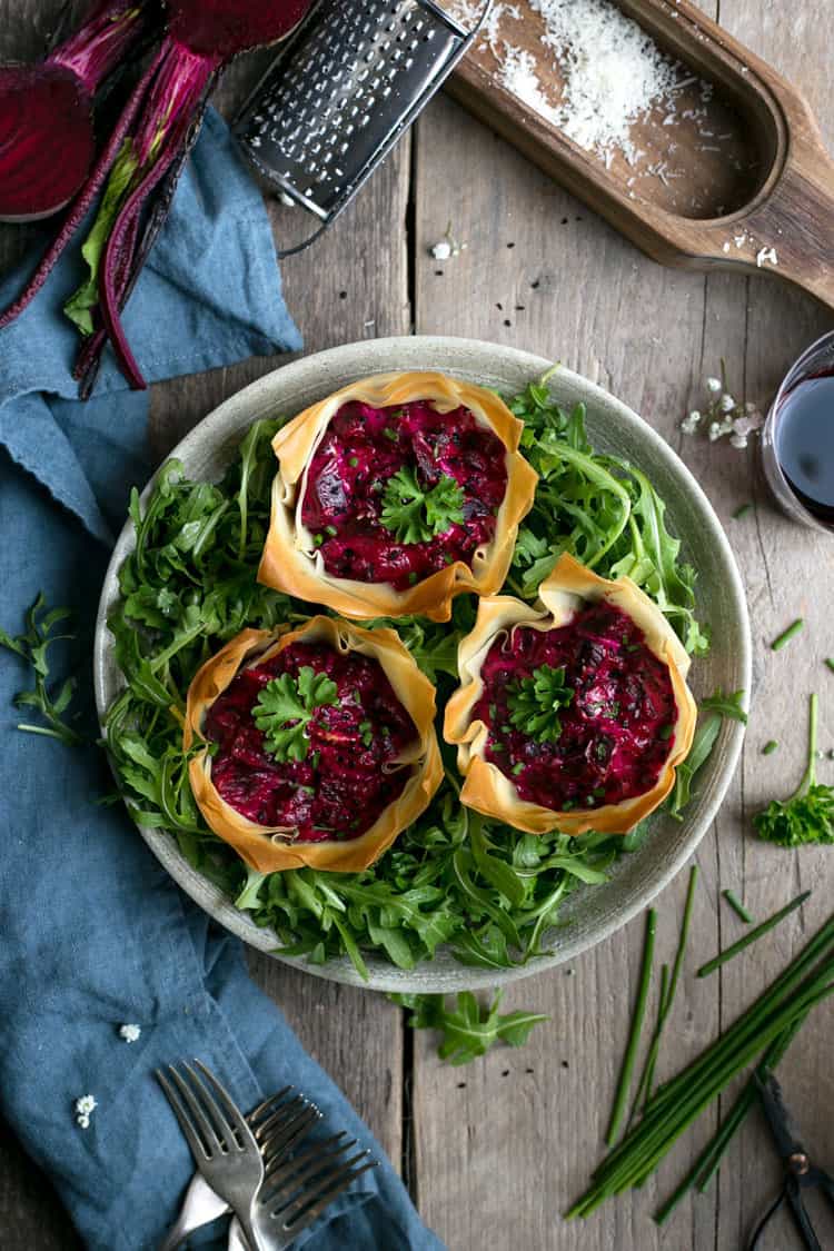 Beetroot and cream cheese tarts made with filo pastry | via @annabanana.co