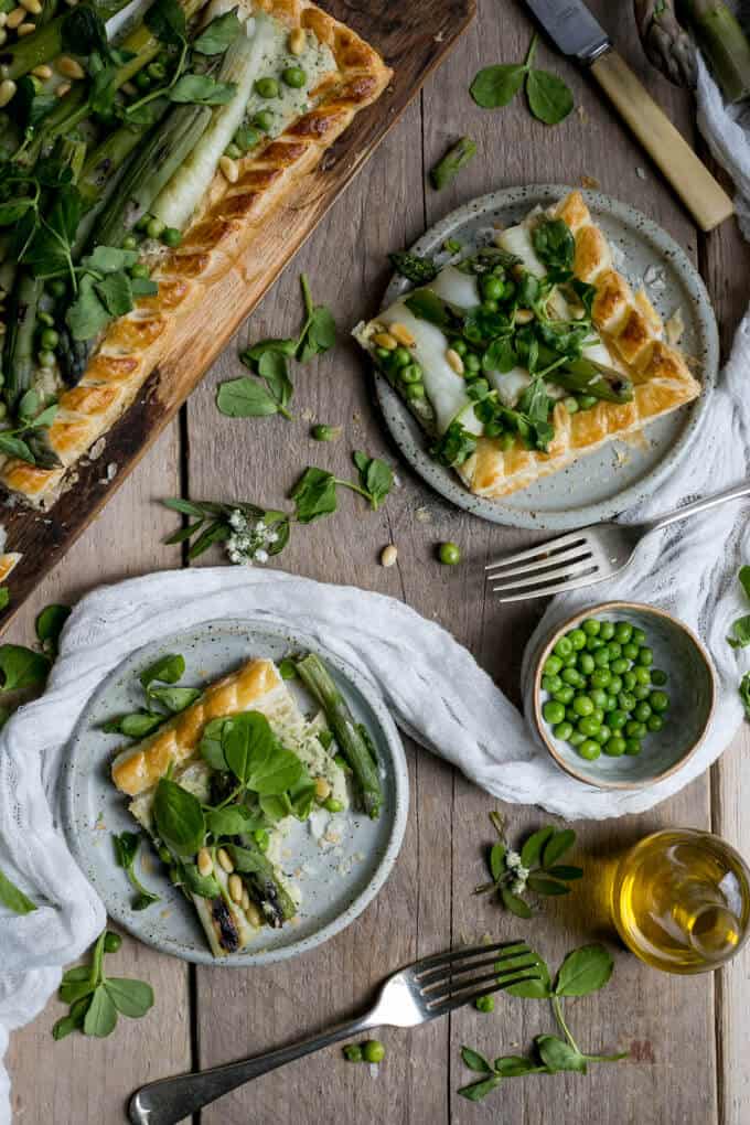 Charred asparagus tart with butter beans paste and pine nuts | via @annabanana.co