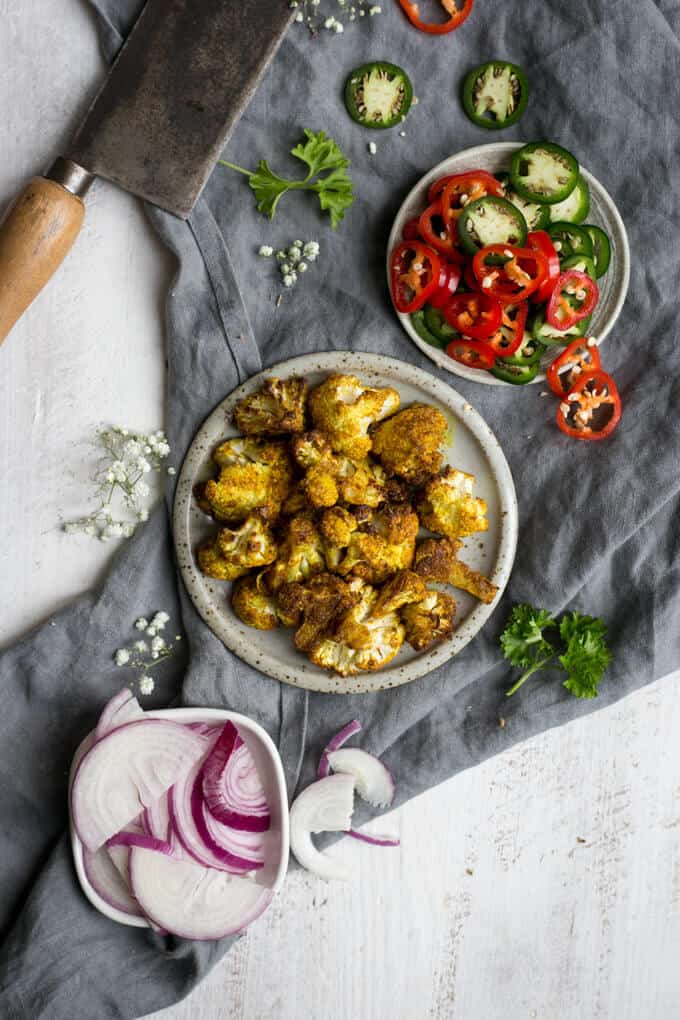 Naan bread pizza topped with roasted cauliflower and chillies | via @annabanana.co