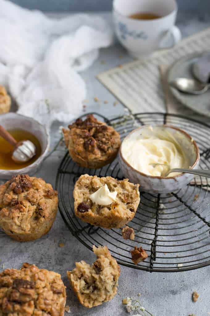 Breakfast muffins with apple and pecans | via @annabanana.co