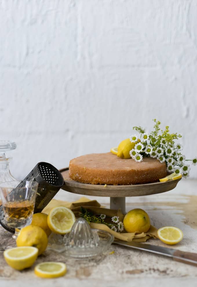 Lemon drizzle cake- still life photography workshops | via @annabanana.co