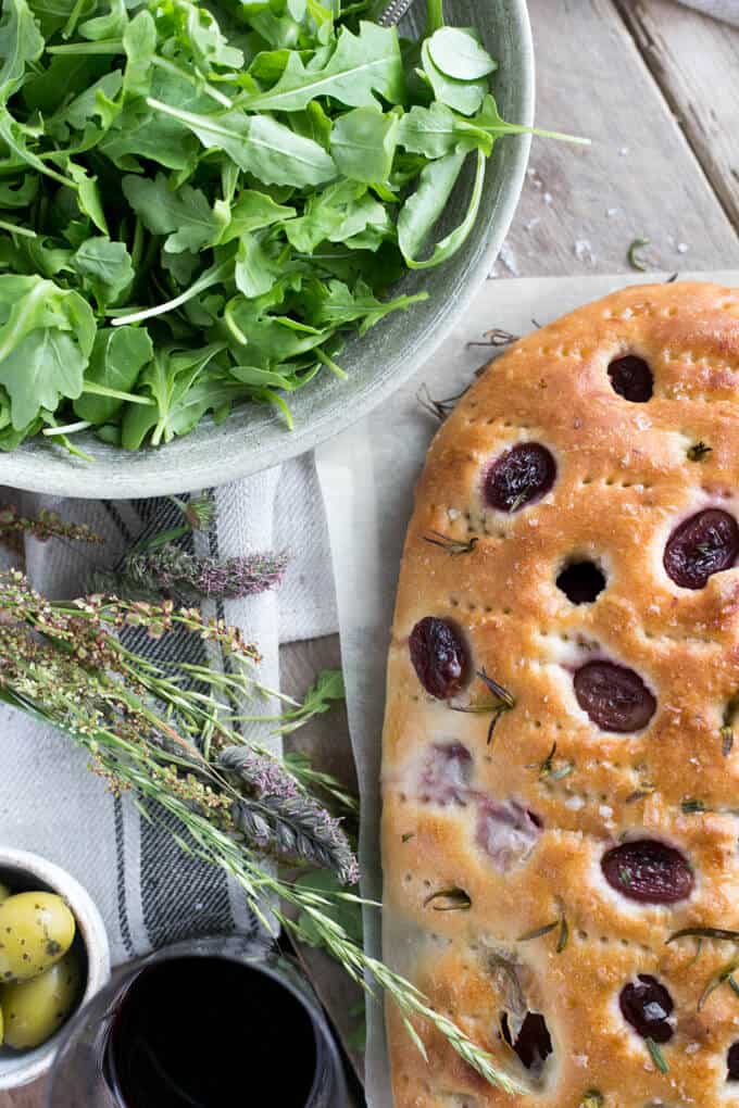 Rosemary focaccia bread with red grapes and sea salt | via @annabanana.co
