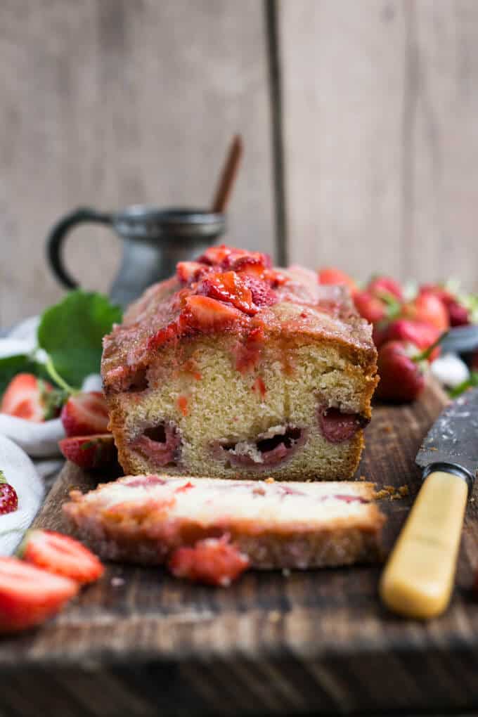 Strawberry summer cake with fruit drizzle | via @annabanana.co