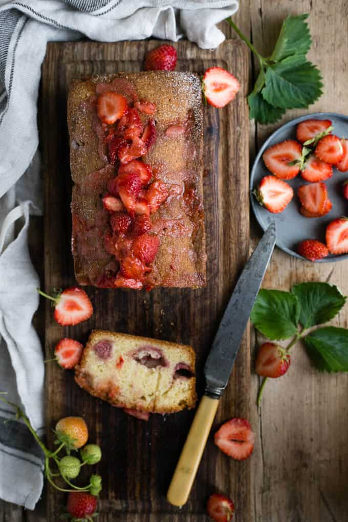 Strawberry summer cake packed with juicy berries and fruit drizzle | via @annabanana.co
