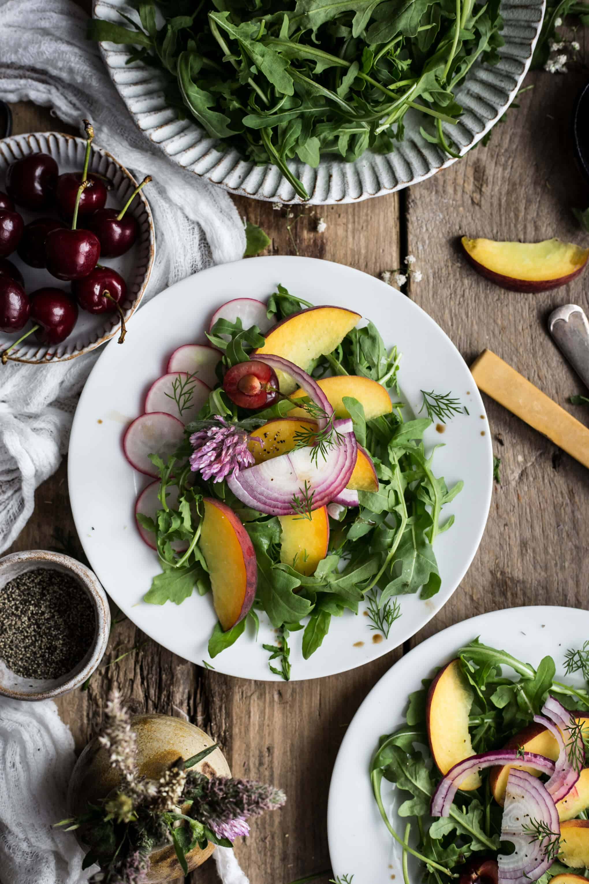 Peach and rocket salad with dill | via @annabanana.co