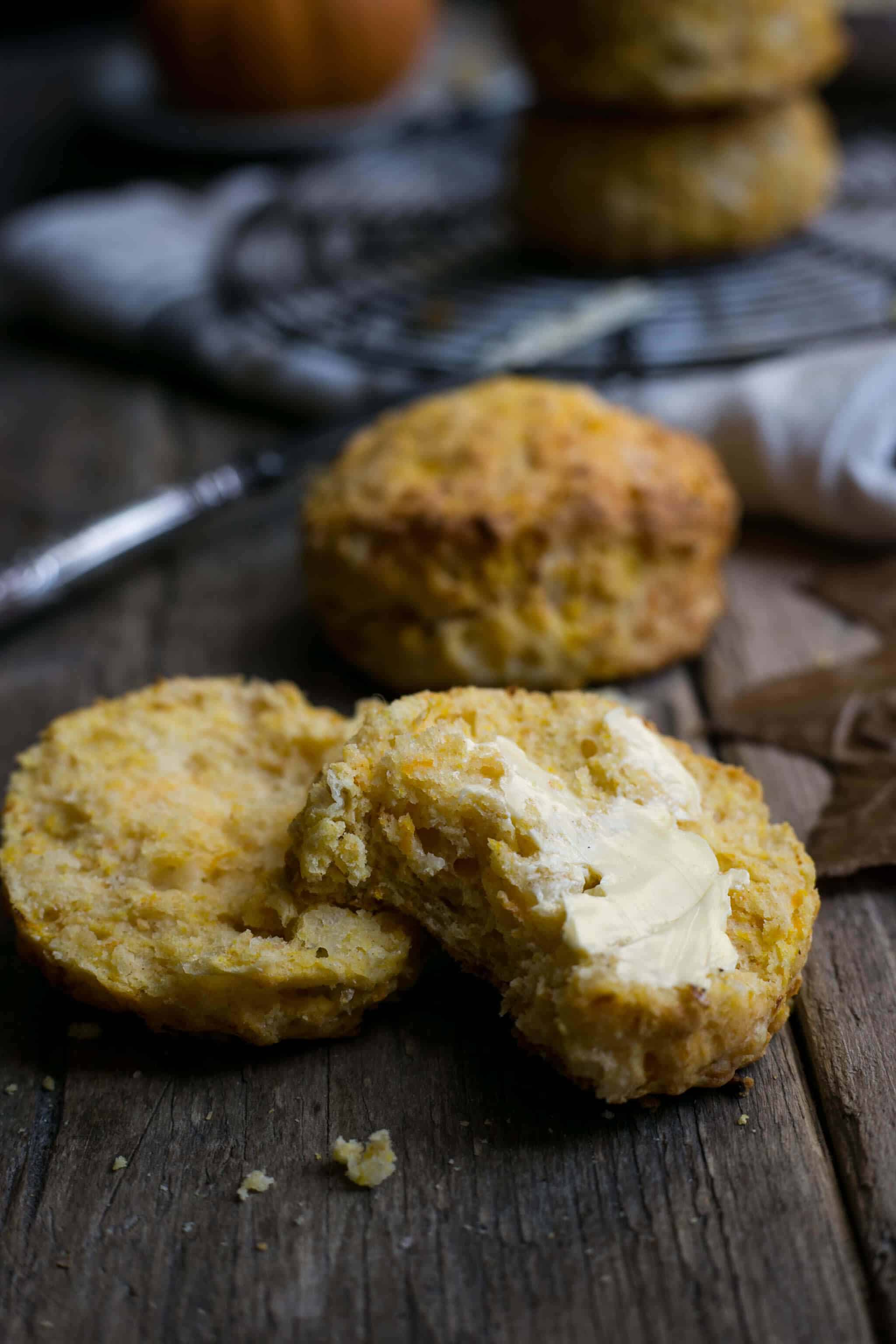 Savoury scones with pumpkin and cheese. Delicious traditional scones with the seasonal twist #pumpkin #scones | via @annabanana.co