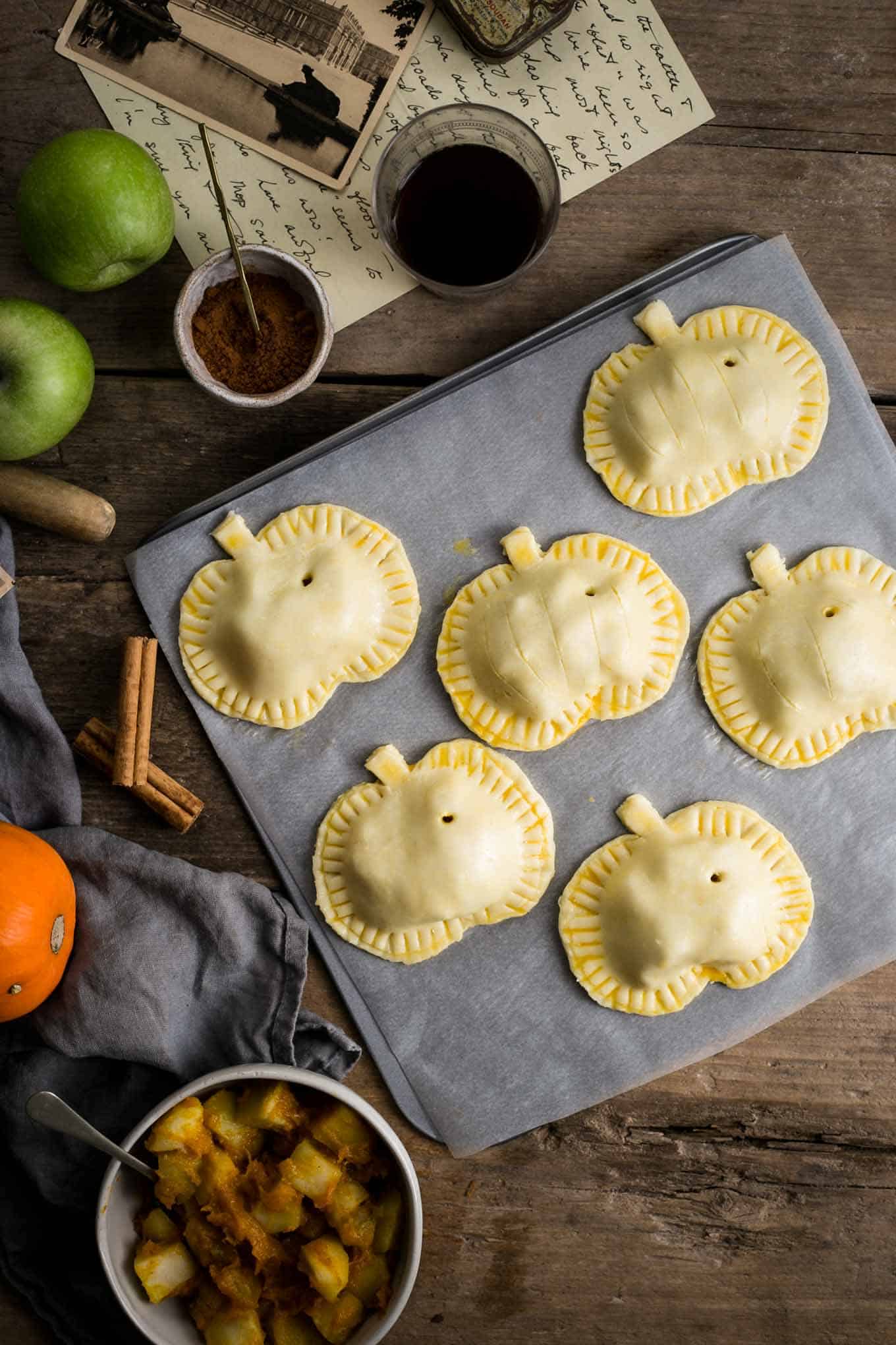 Easy and delicious recipe for spiced apple and #pumpkin hand pies #vegan | via @annabanana.co
