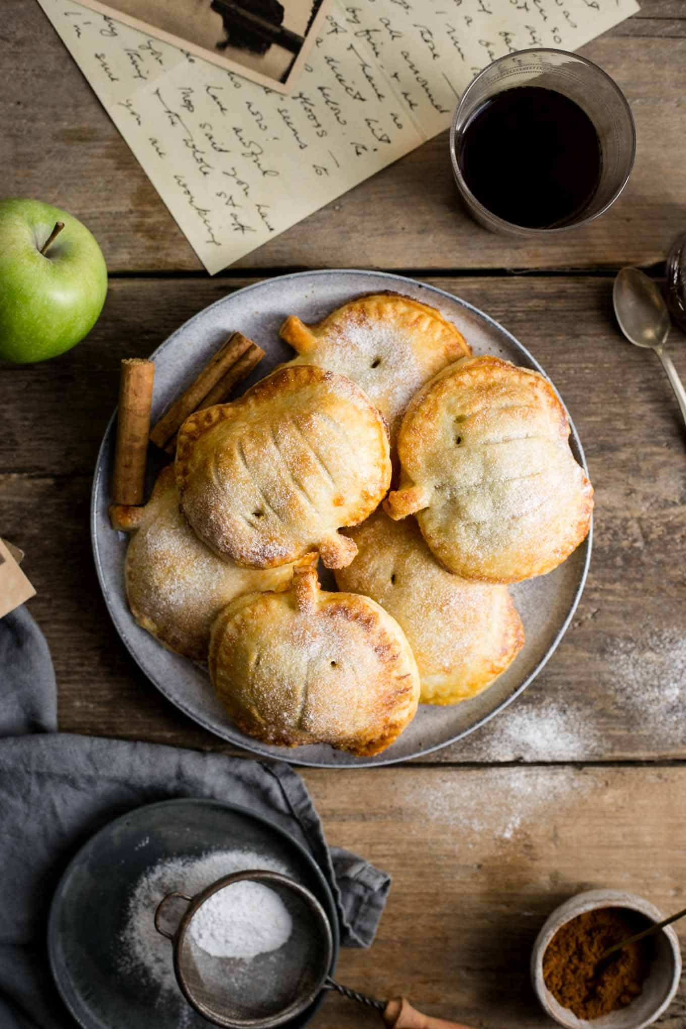 Spiced apple and pumpkin mini pies #vegan #pie | via @annabanana.co