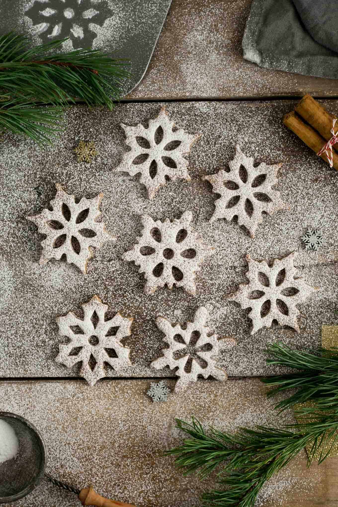 Cinnamon & maple snowflake cookies, beautiful shape and great flavour, perfect as a gift for the loved ones! #vegan #christmascookies #Christmas | via @annabanana.co