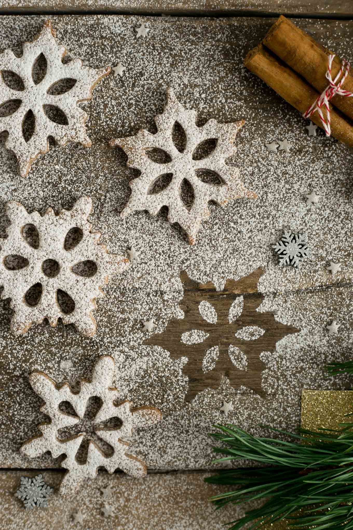 Winter snowflake cookies with cinnamon & maple. Delicious and fun to make cookies, perfect for Christmas! #cookies #Christmas #vegan | via @annabanana.co