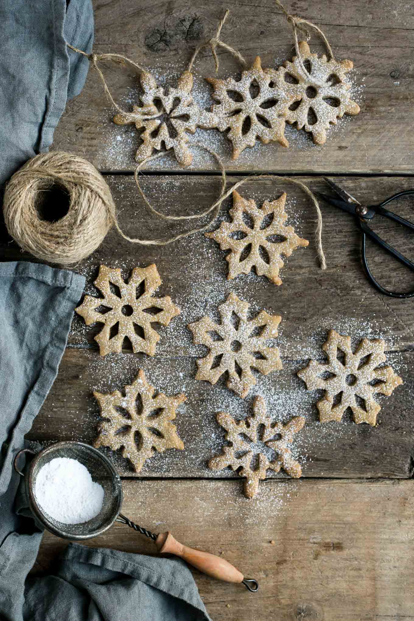 Cinnamon & maple snowflake cookies. These melt-in-your-mouth cookies can also be used to decorate your Christmas tree! #cookies #vegan #Christmas | via @annabanana.co