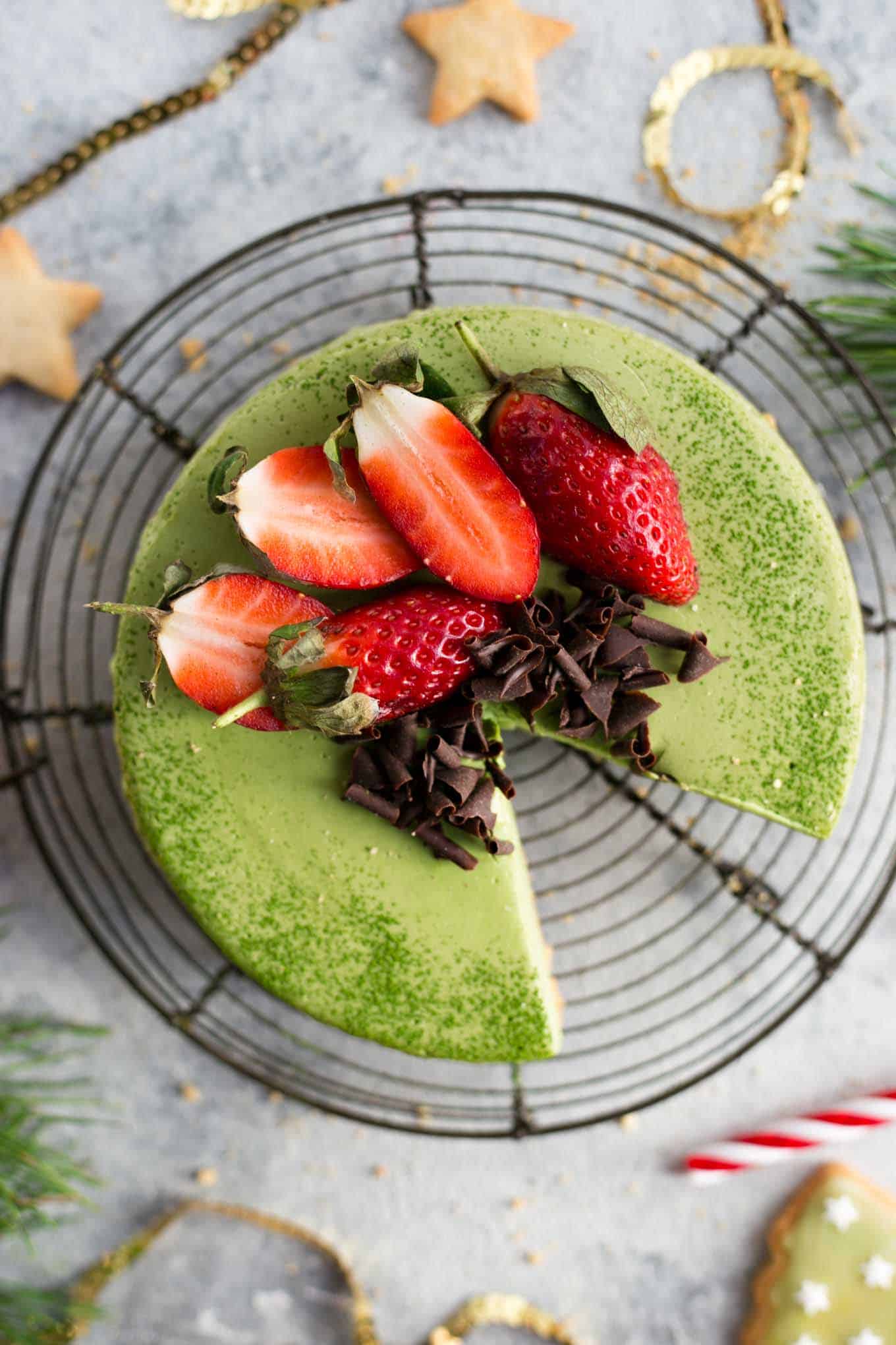 Matcha cheesecake with a festive spin! Super creamy and smooth cheesecake with ginger flavoured base! #vegan #dairyfree #cheesecake #matcha | via @annabanana.co