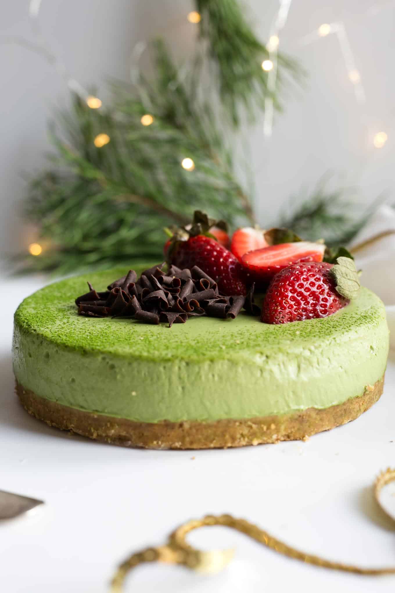 Matcha and ginger cheesecake, super creamy and soft cake made with green matcha tea! #vegan #cheesecake #matcha #dairyfree | via @annabanana.co