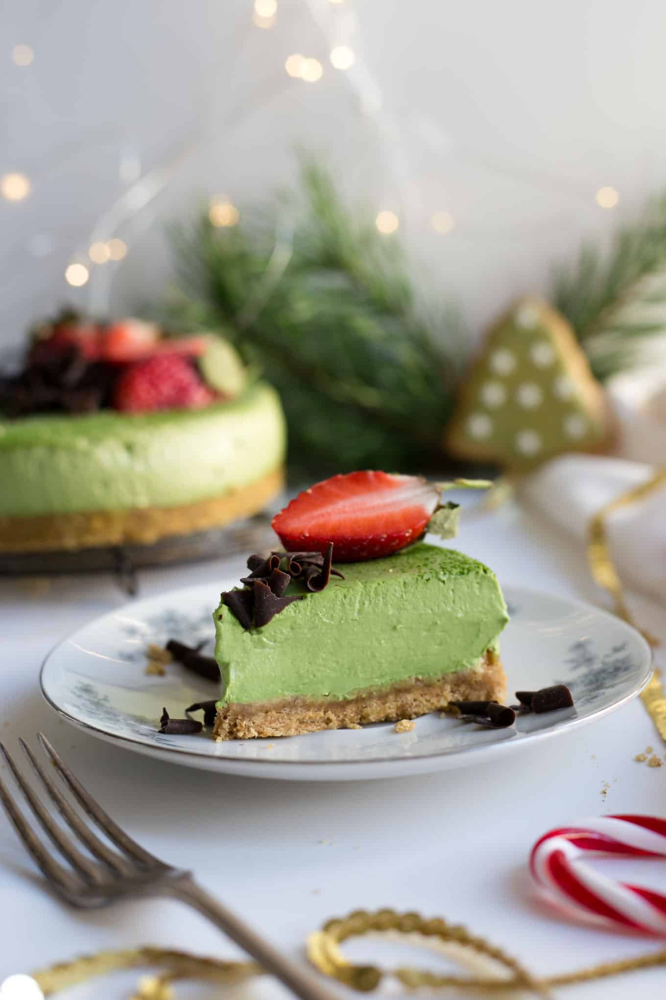 Super smooth and creamy matcha and ginger cheesecake! Easy and delicious cake, perfect centrepiece for your Christmas table! #vegan #matcha #christmas #cheesecake | via @annabanana.co 