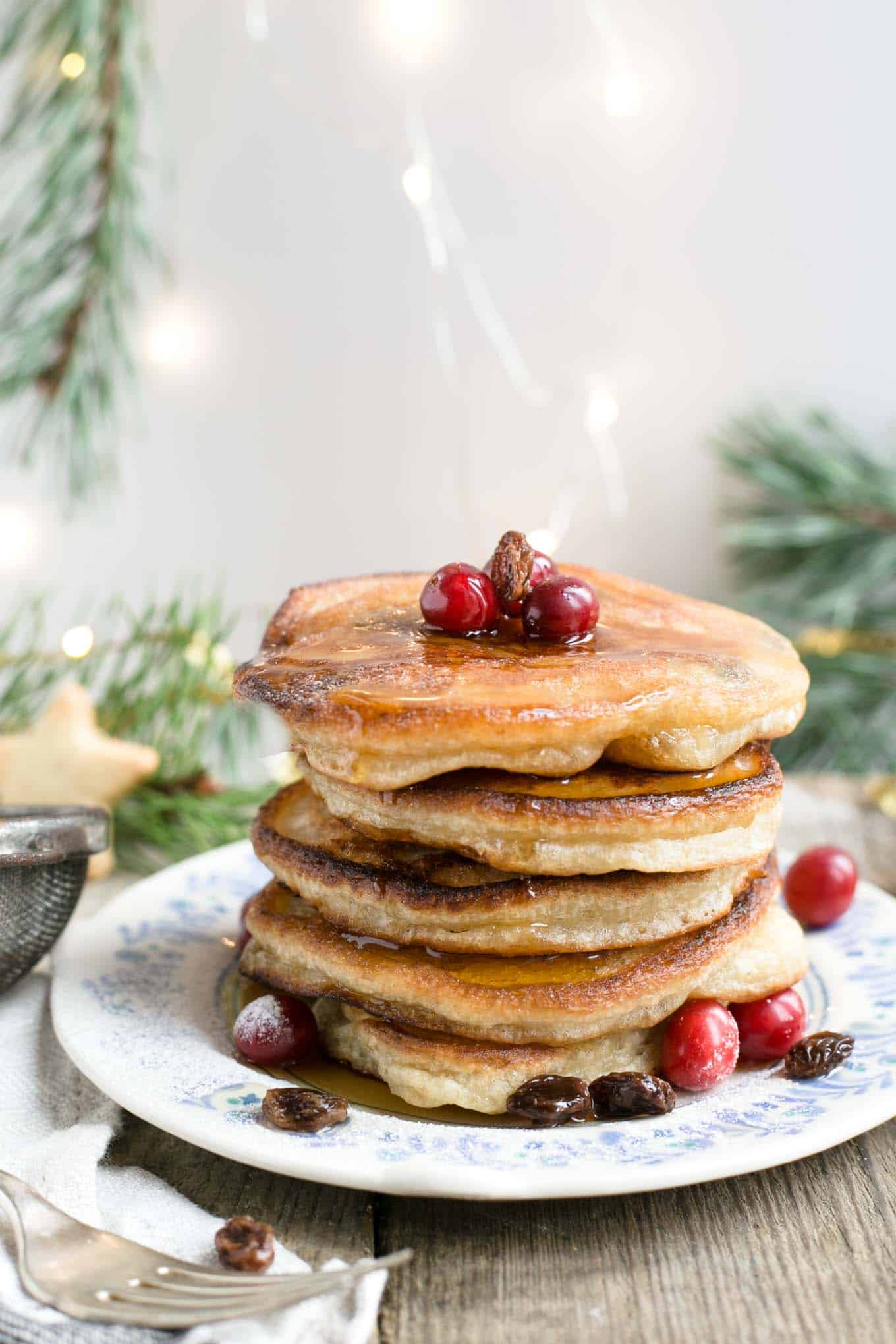 Sensational rum & raisin pancakes for breakfast or brunch! They are super easy to make, and will quickly become your favourite! #vegan #pancakes #dairyfree | via @annabanana.co