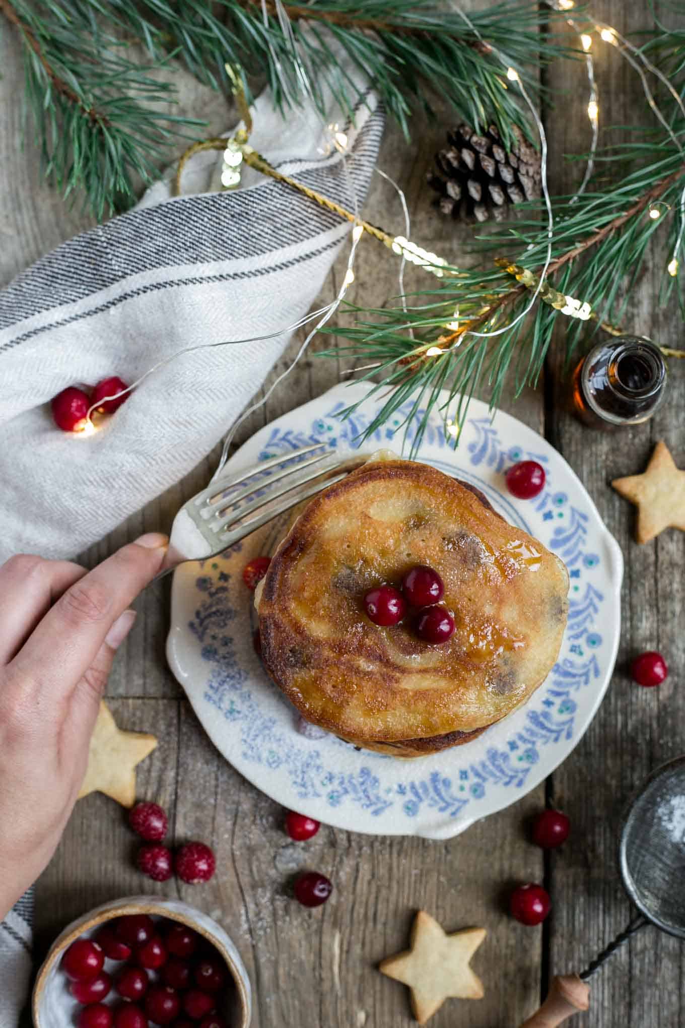 The fluffiest pancakes, stuffed with boozy raisins, perfect #Christmas breakfast or brunch! #vegan #pancakes | via @annabanana.co