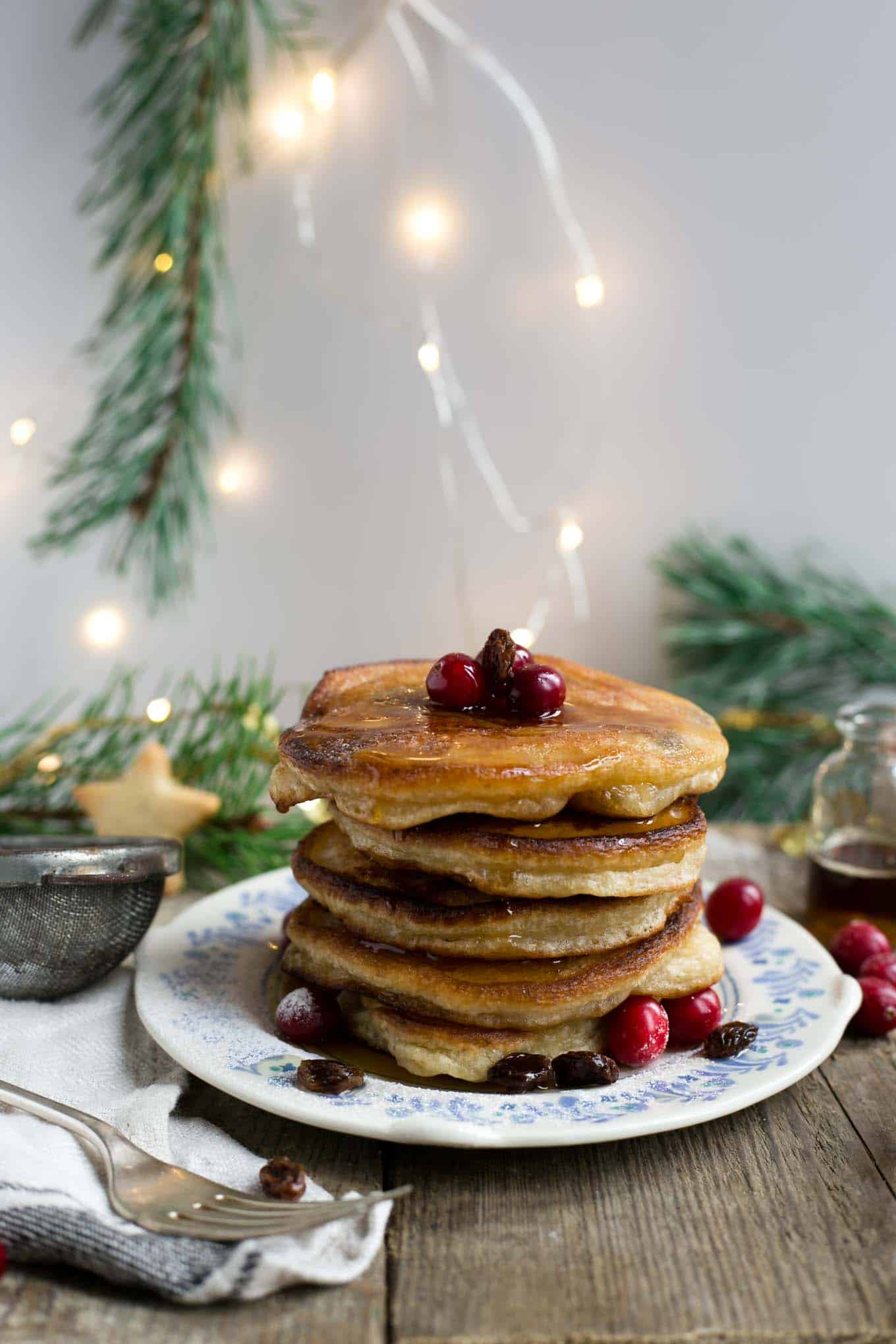 Rum & raisin pancakes, delicious and super festive treat for #Christmas breakfast! #vegan #pancakes #dairyfree | via @annabanana.co