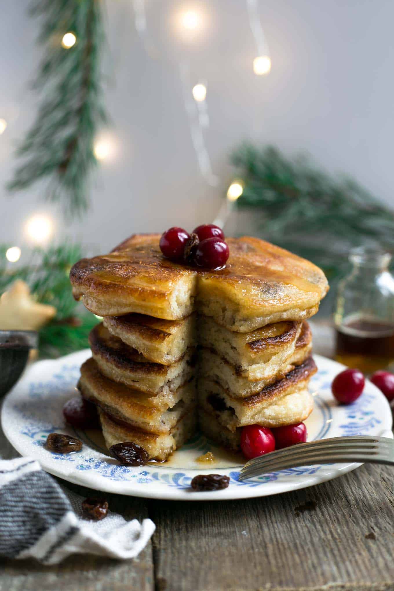 The fluffiest pancakes stuffed with boozy raisins soaked in dark rum! Ultimate #Christmas breakfast or brunch! #vegan #pancakes | via @annabanana.co
