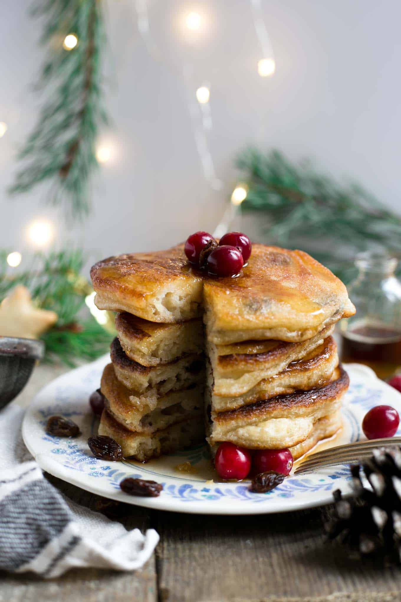 Rum & raisin pancakes, super fluffy and soft, perfect for #Christmas breakfast! #vegan #dairyfree #pancakes | via @annabanana.co