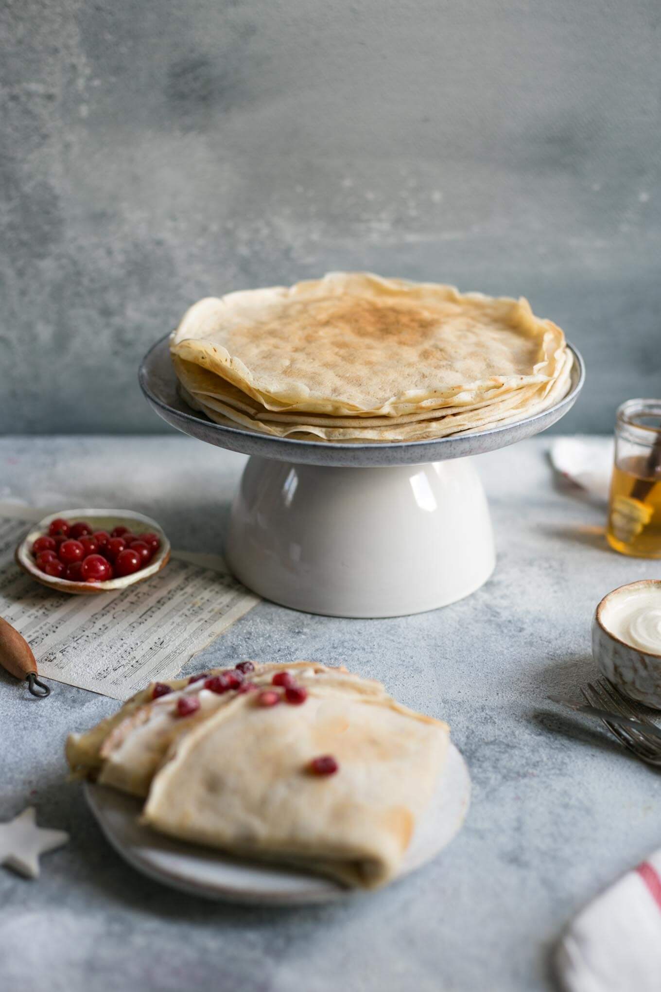 Delicious vegan french crepes recipe, perfect for breakfast or as a dessert #crepes #vegan #dairyfree | via @annabanana.co