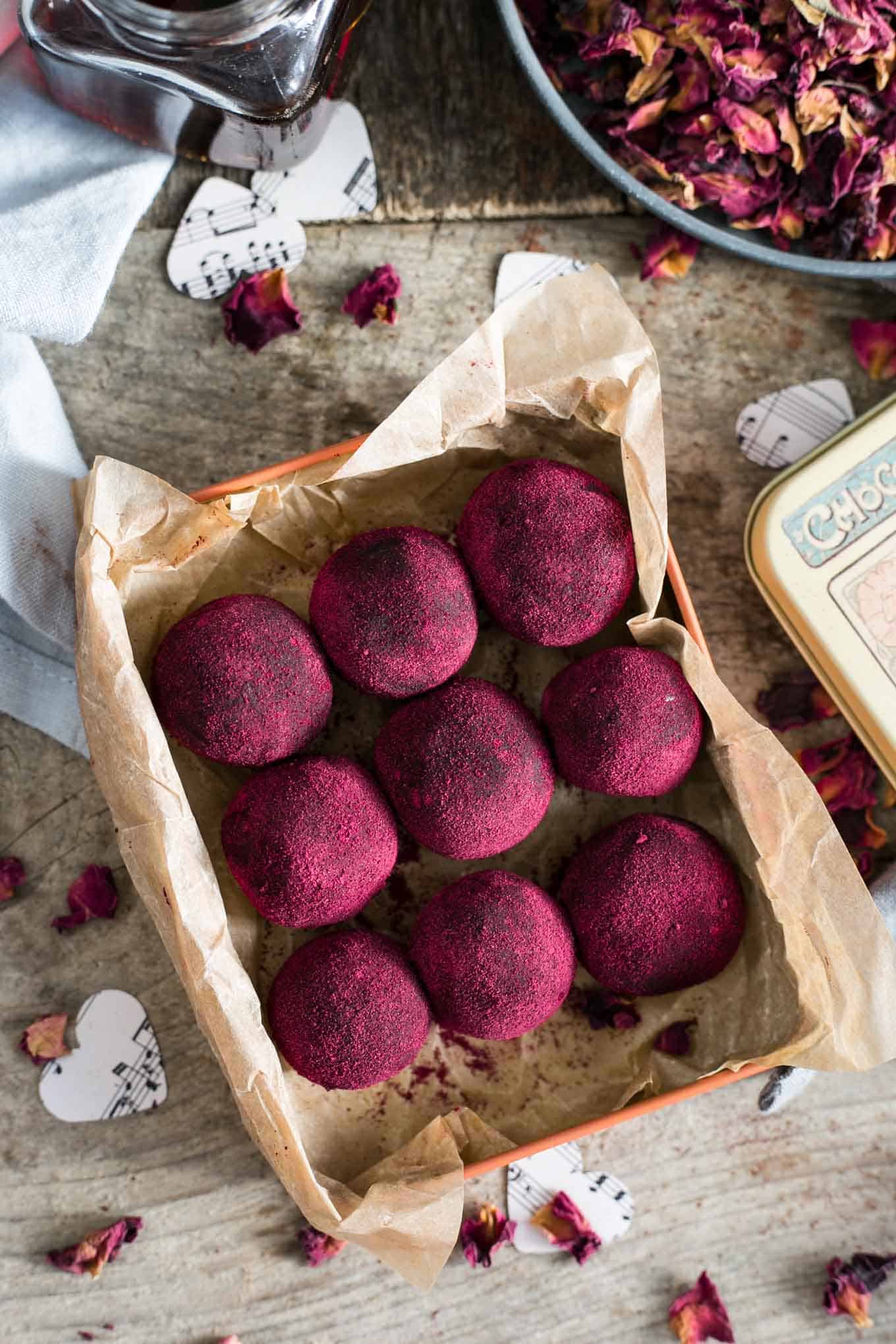Delicious chocolate and peanut butter truffles. Great as a Valentine's gift for the loved ones! #vegan #truffles #healthysnack | via @annabanana.co