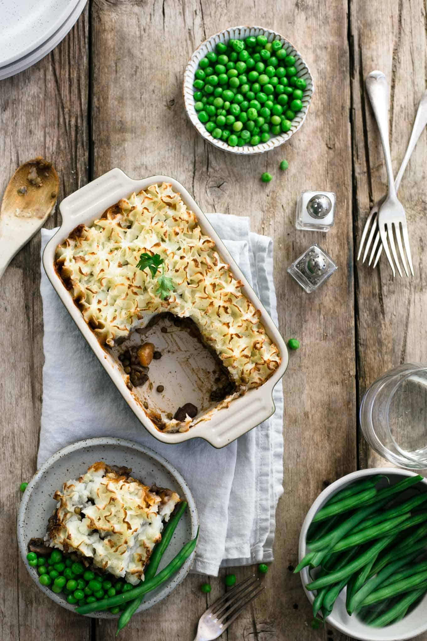 Vegan shepherd's pie with lentils. All-time favourite recipe for the whole family! #vegan #lentilpie #comfortfood | via @annabanana.co