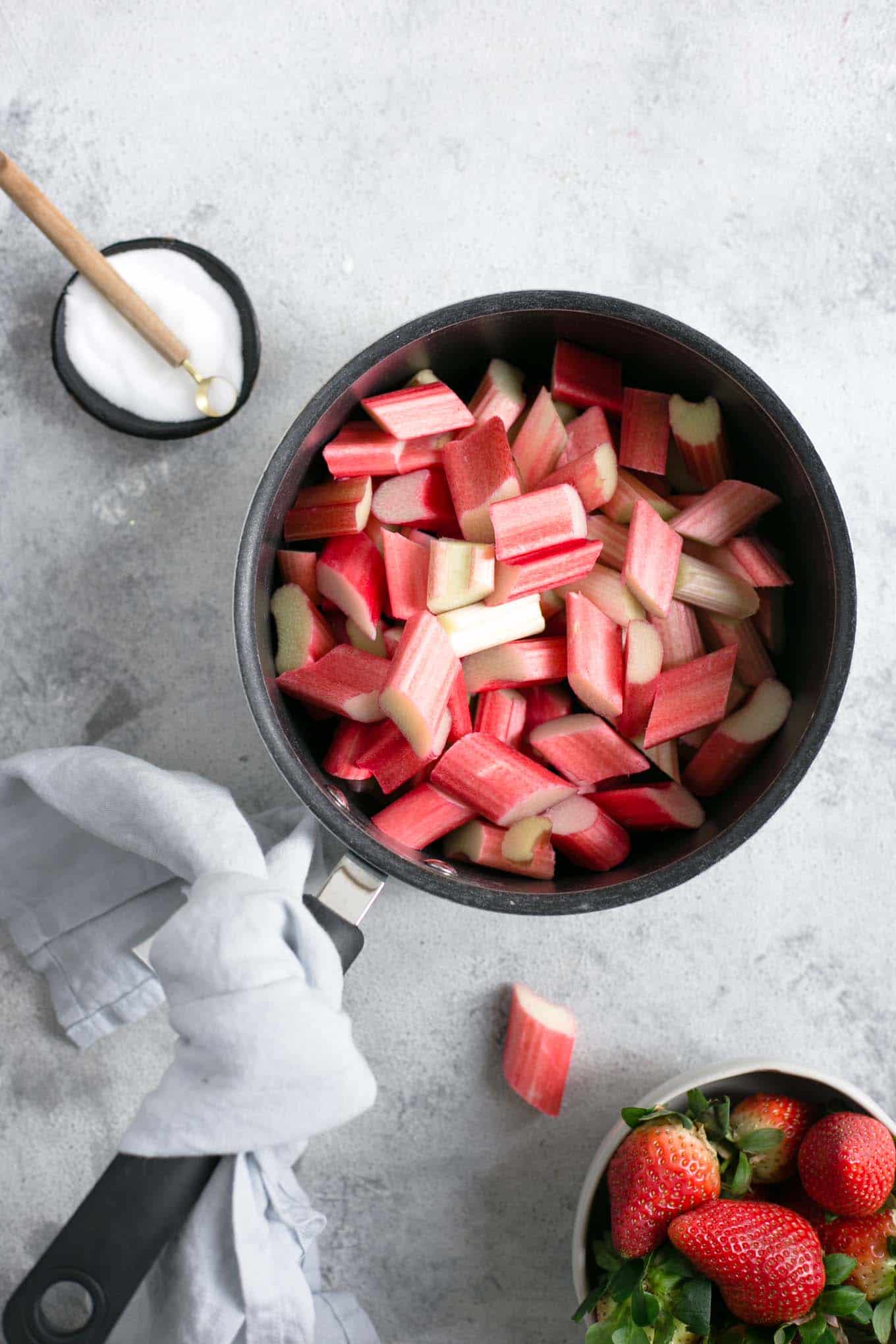 Rhubarb strawberry pie. Easy and tasty recipe for a timeless classic! #rhubarb #vegan #dairyfree | via @annabanana.co