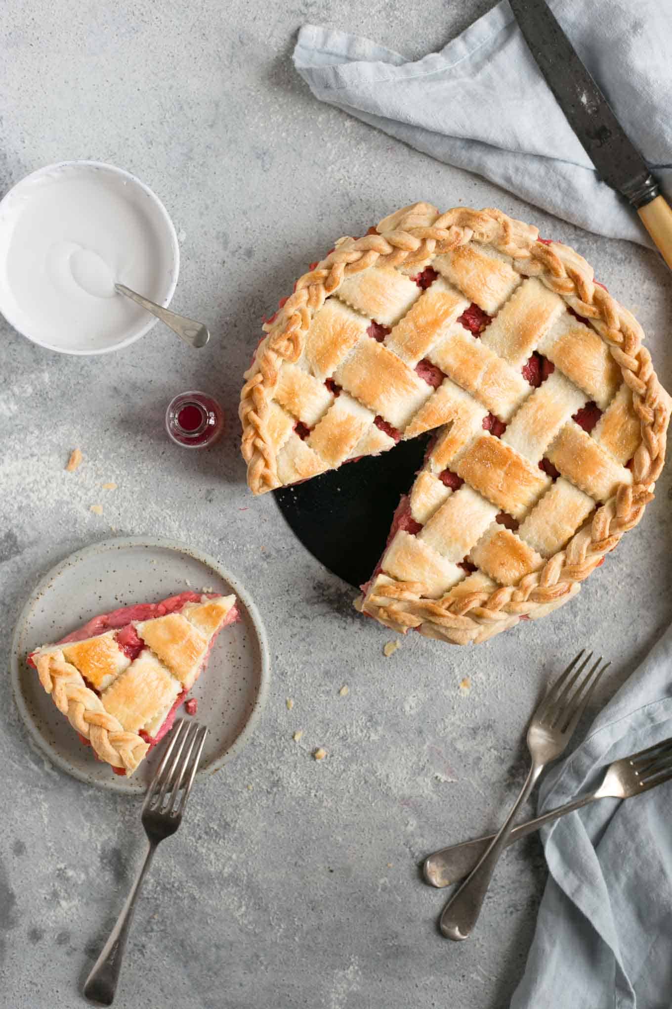 Rhubarb strawberry pie with lattice top. Delicious pie, full of classic flavours! #dairyfree #vegetarian #rhubarb #pie | via @annabanana.co