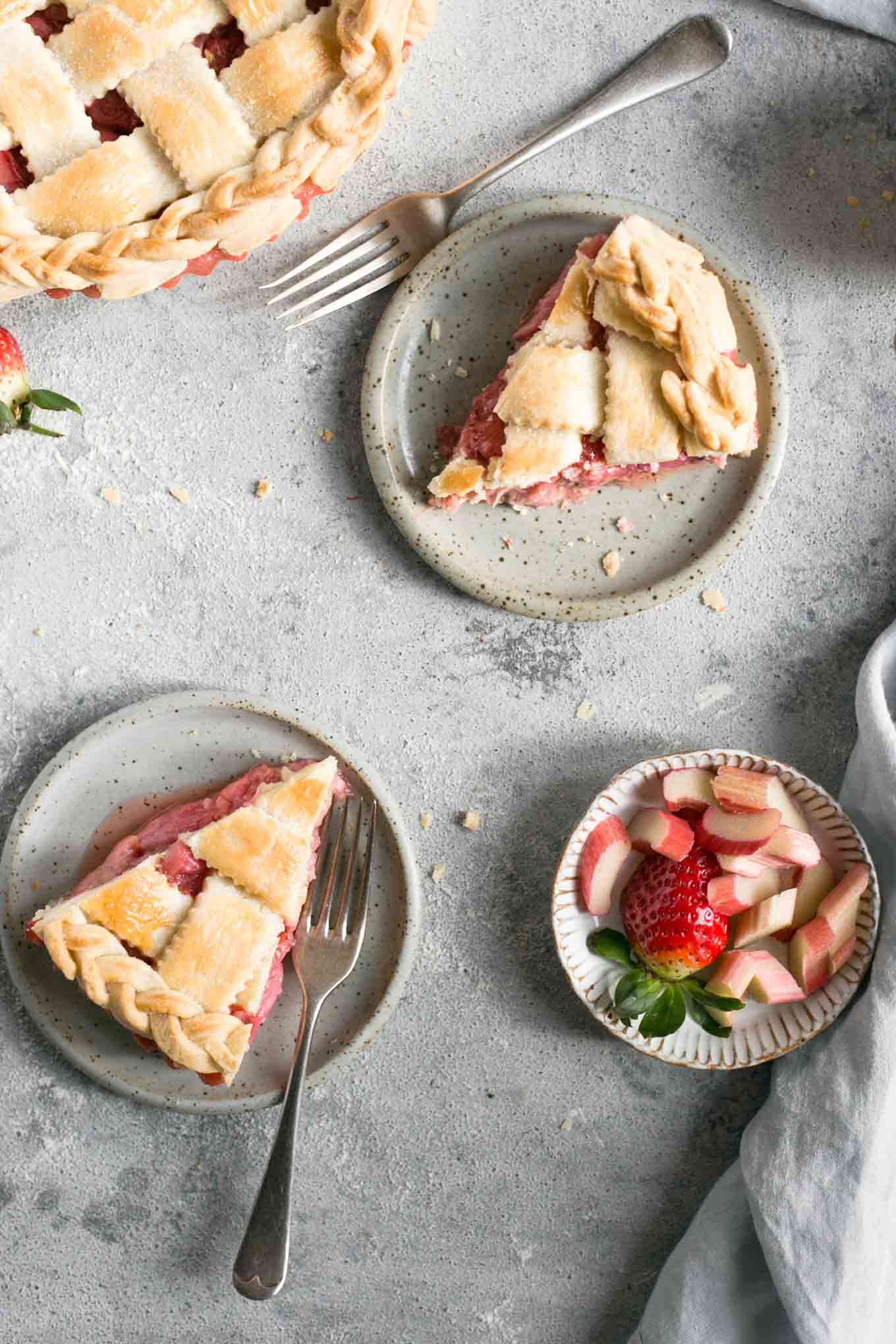 Lattice pie with rhubarb and strawberries. Easy recipe for a delicious classic! #dairyfree #rhubarbpie #strawberries #pie | via @annabanana.co