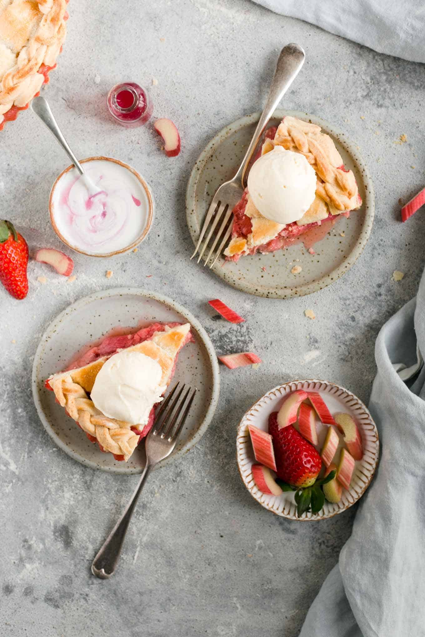 Rhubarb strawberry pie with ice cream. Delicious pie, full of classic flavours! #vegan #vegetarian #rhubarb #pie | via @annabanana.co