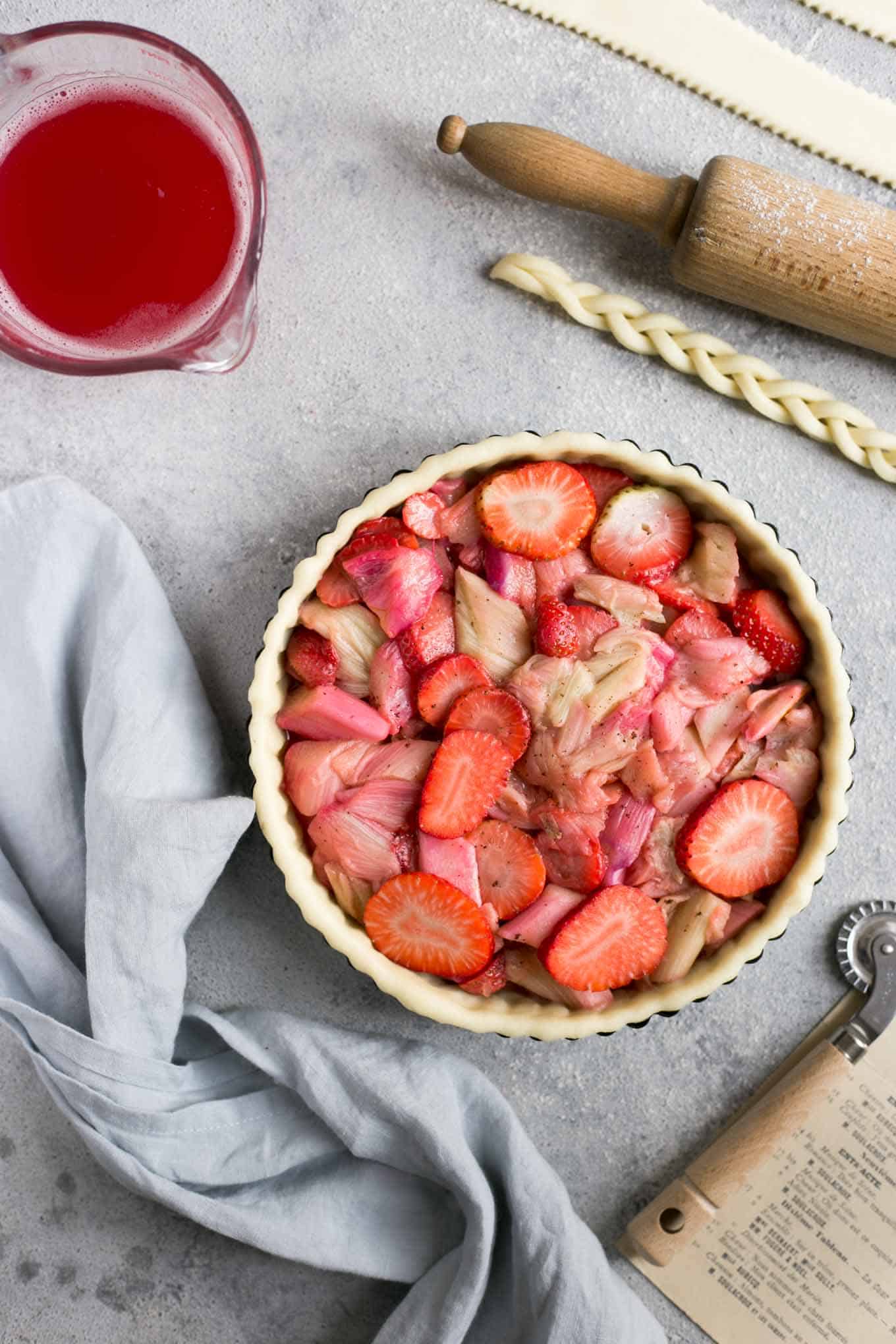 Classic rhubarb strawberry pie. Easy and delicious recipe for a whole family! #vegetarian #rhubarb #pie | via @annabanana.co