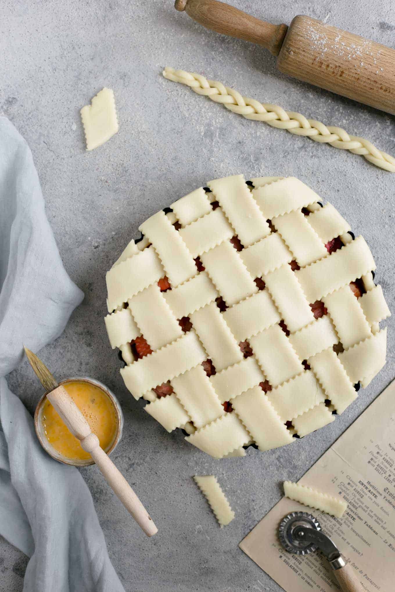 Rhubarb strawberry pie with lattice top. Delicious pie, full of classic flavours! #vegan #vegetarian #rhubarb #pie | via @annabanana.co