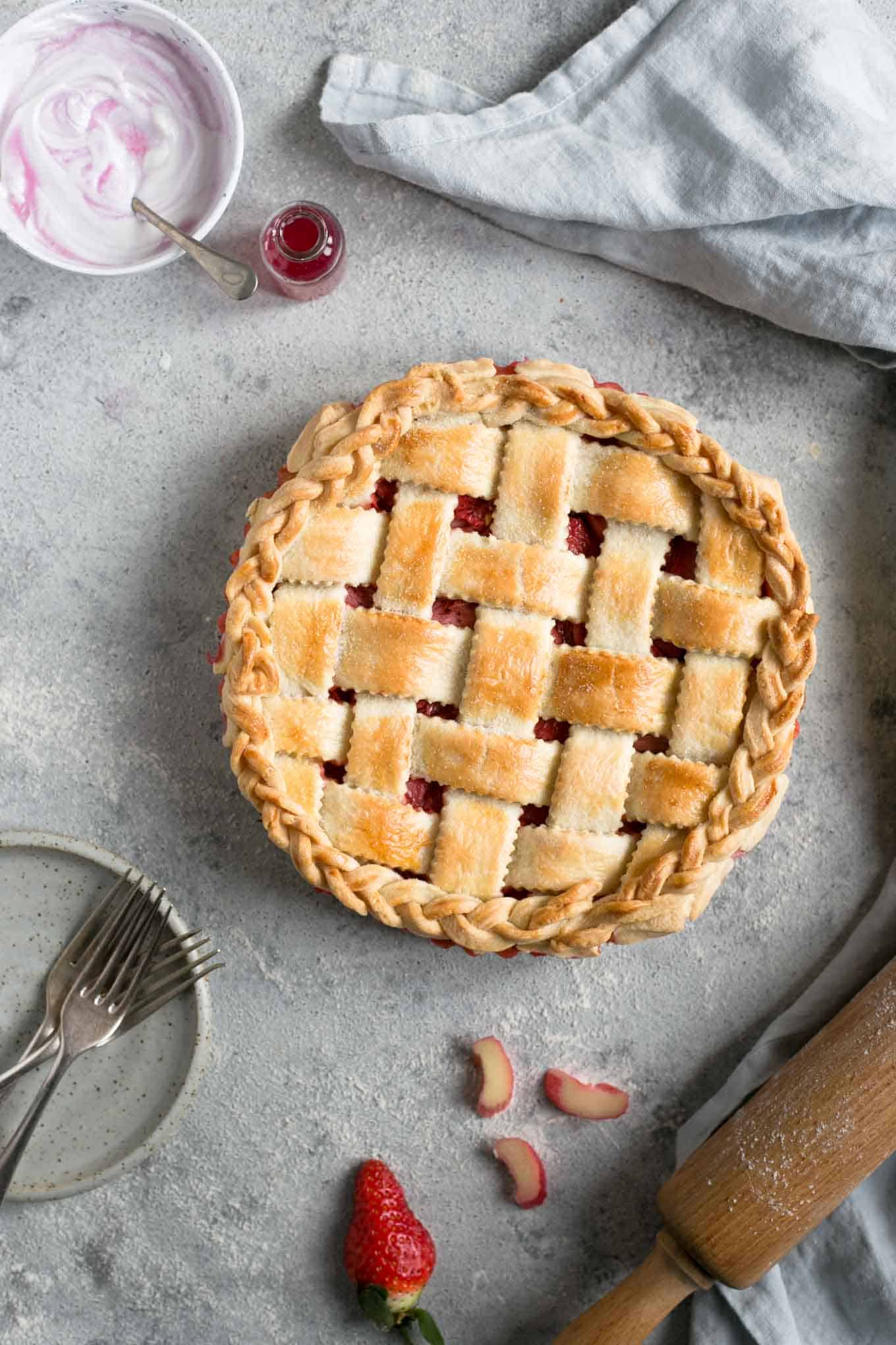 Lattice pie with rhubarb and strawberries. Easy recipe for a delicious classic! #dairyfree #rhubarb #vegetarian #pie | via @annabanana.co