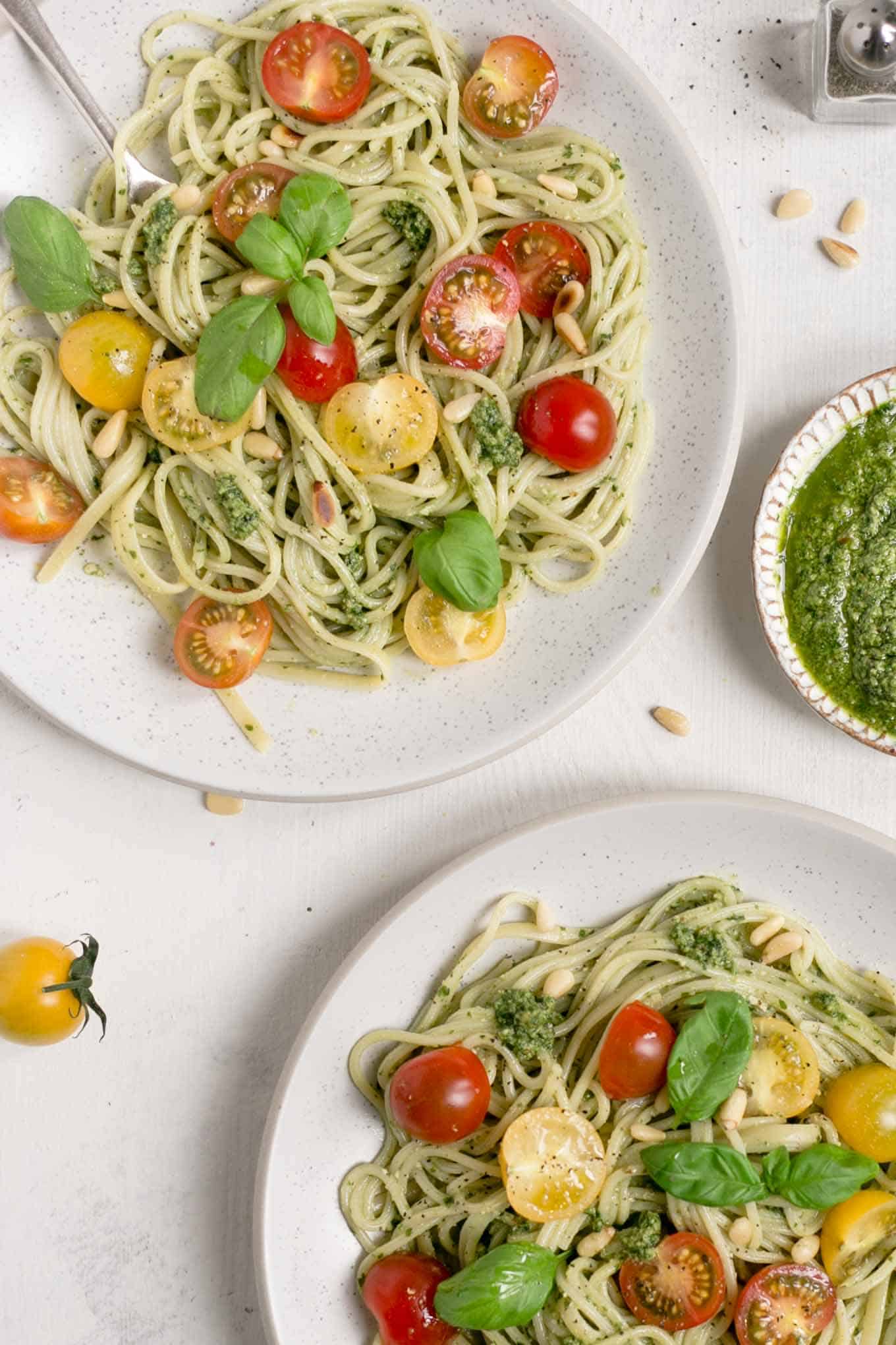 Pesto pasta with juicy cherry tomatoes! Ready in 15 minutes! #veganrecipe #dairyfree #healthyrecipe | via @annabanana.co