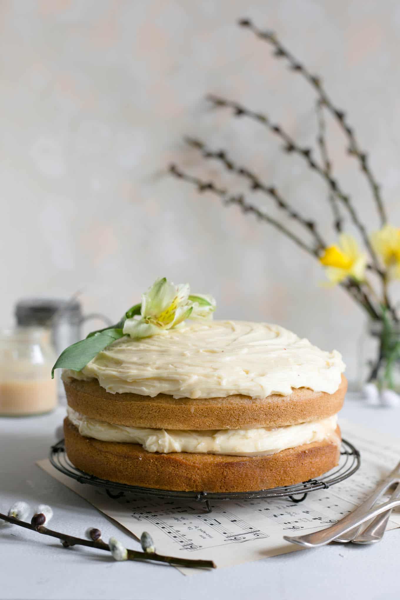 White chocolate and blood orange curd vegan cake, perfect for any occasion! #dairyfree #cake #vegan #foodphotography | via @annabanana.co