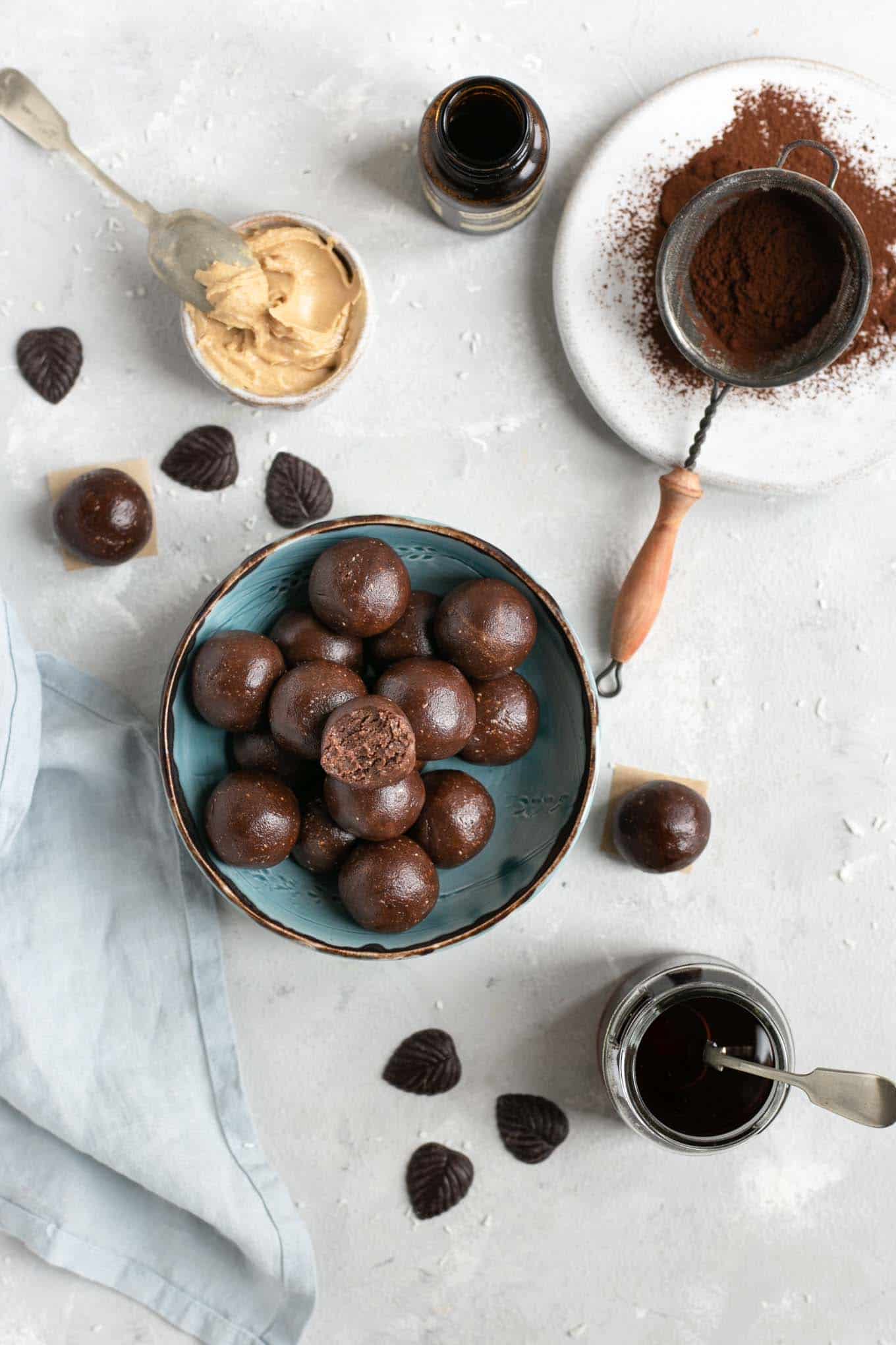 Protein packed chocolate peanut butter energy bites! Healthy snack made with only handful of ingredients! #glutenfree #vegansnack #dairyfree | via @annabanana.co