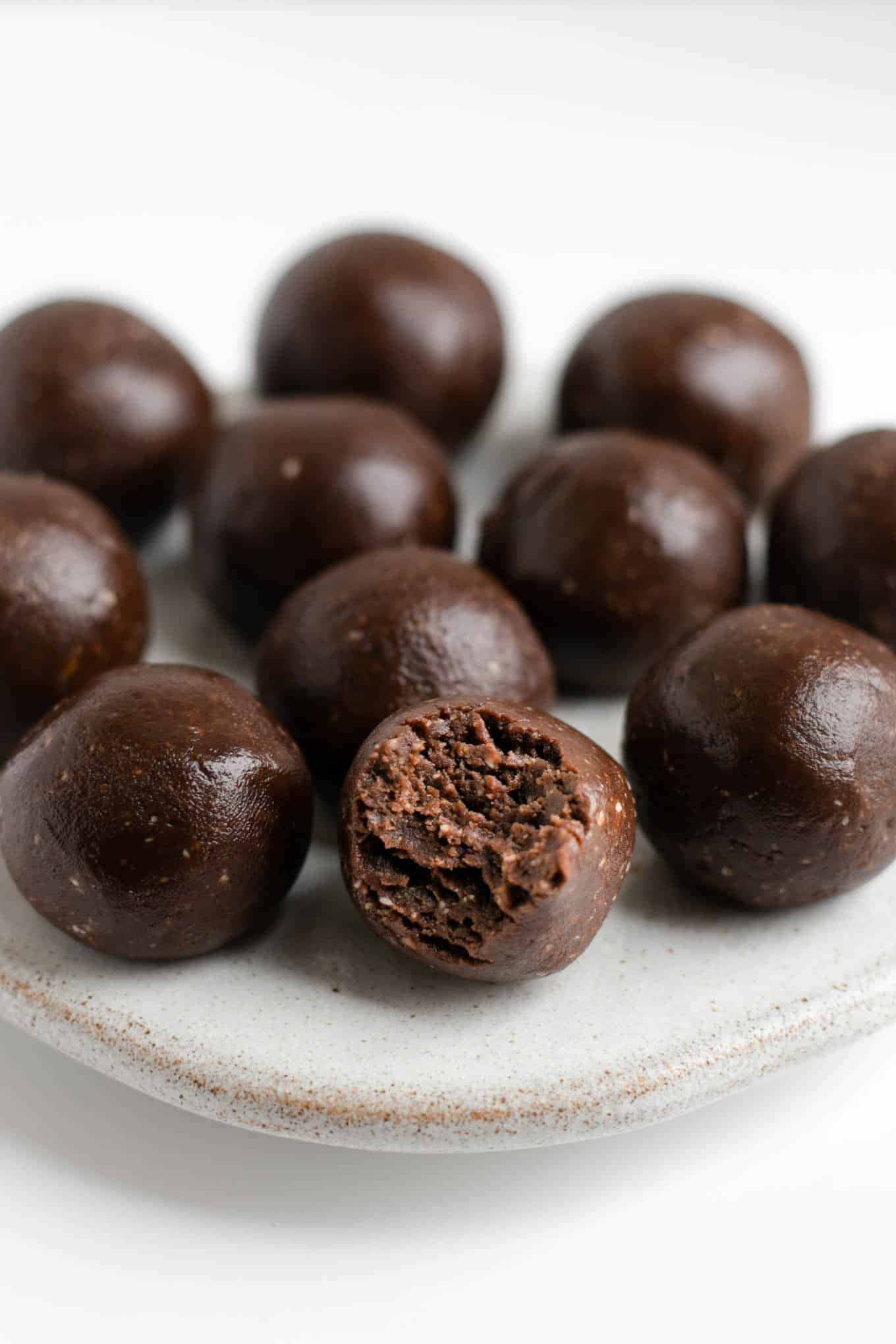 Super easy chocolate and peanut butter energy bites #dairyfree #glutenfreerecipe #veganfood | via @annabanana.co