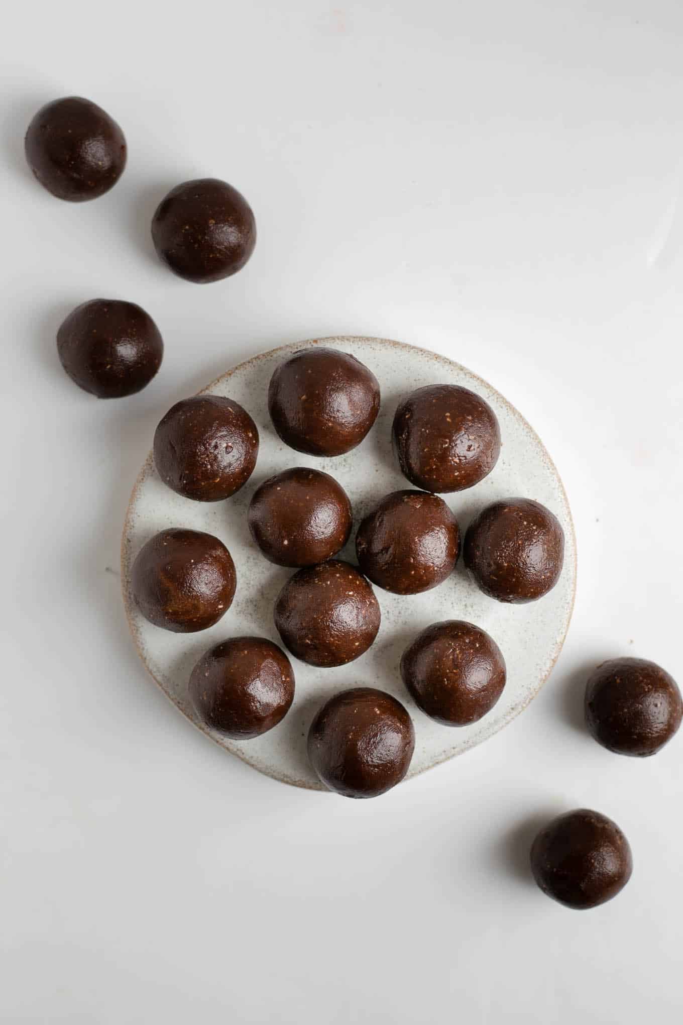 Raw chocolate and peanut butter energy bites! Healthy snack made with only 5 ingredients! #healthyrecipe #rawtreats #energybites | via @annabanana.co
