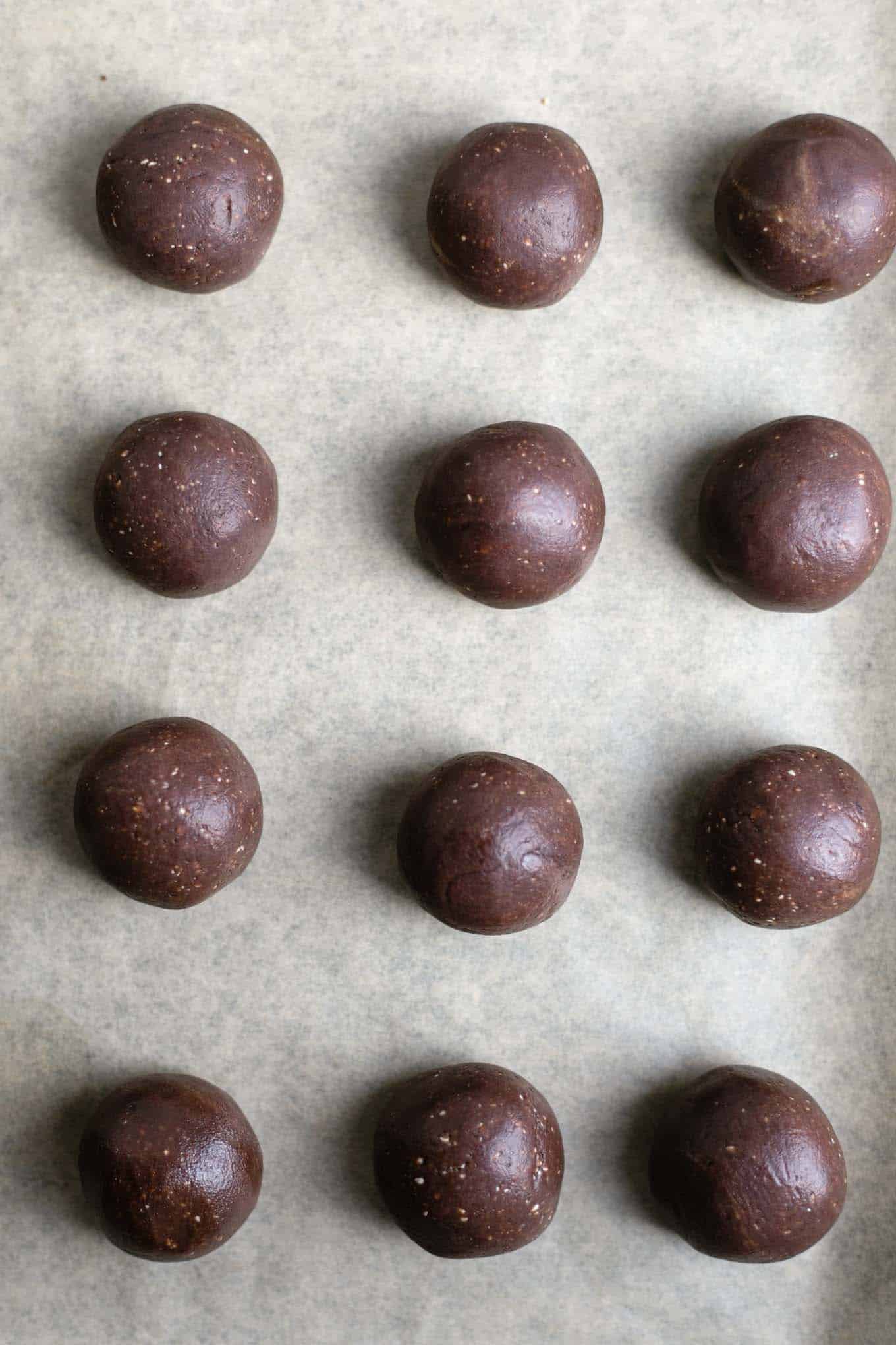 Delicious and super easy to make chocolate and peanut butter energy bites! Perfect snack on the go, packed with protein! #energybites #dairyfreerecipe #vegansnack | via @annabanana.co
